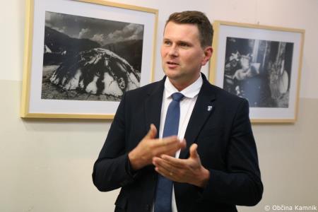 Stene občinske stavbe krasi razstava z naslovom Po sledeh izumirajoče obrti na Kamniškem (18)
